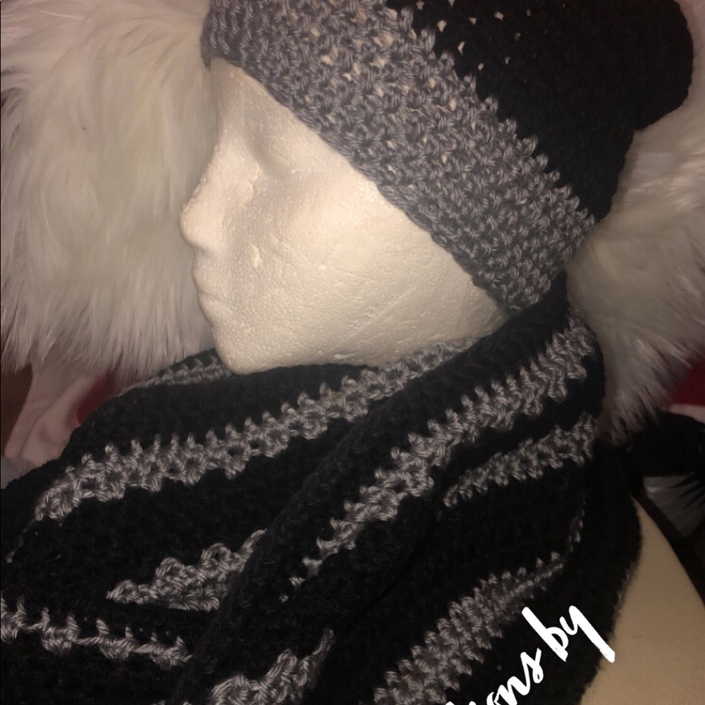 Black and gray infinity scarf set